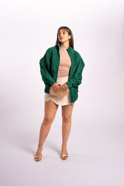 Una mujer usando la casaca Auténtica en color verde.