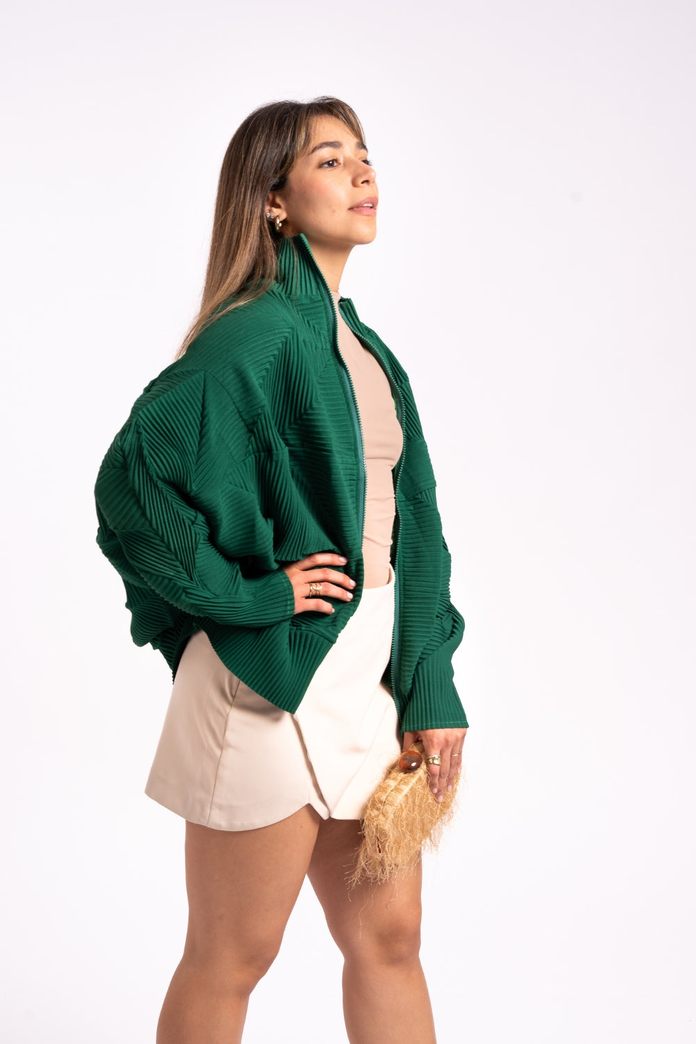 Una mujer usando la casaca Auténtica en color verde.