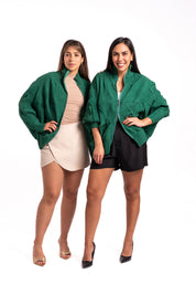 Dos mujeres usando la casaca Auténtica en color verde.