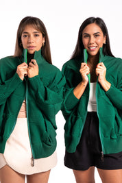 Dos mujeres usando la casaca Auténtica en color verde.
