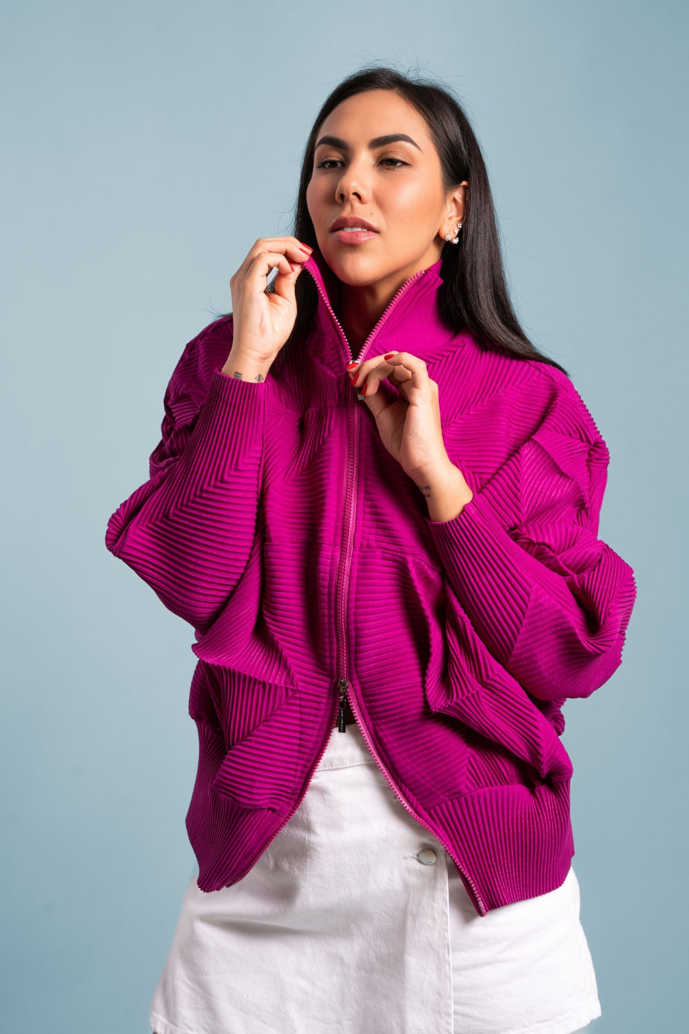 Una mujer usando la casaca Auténtica en color rosado.