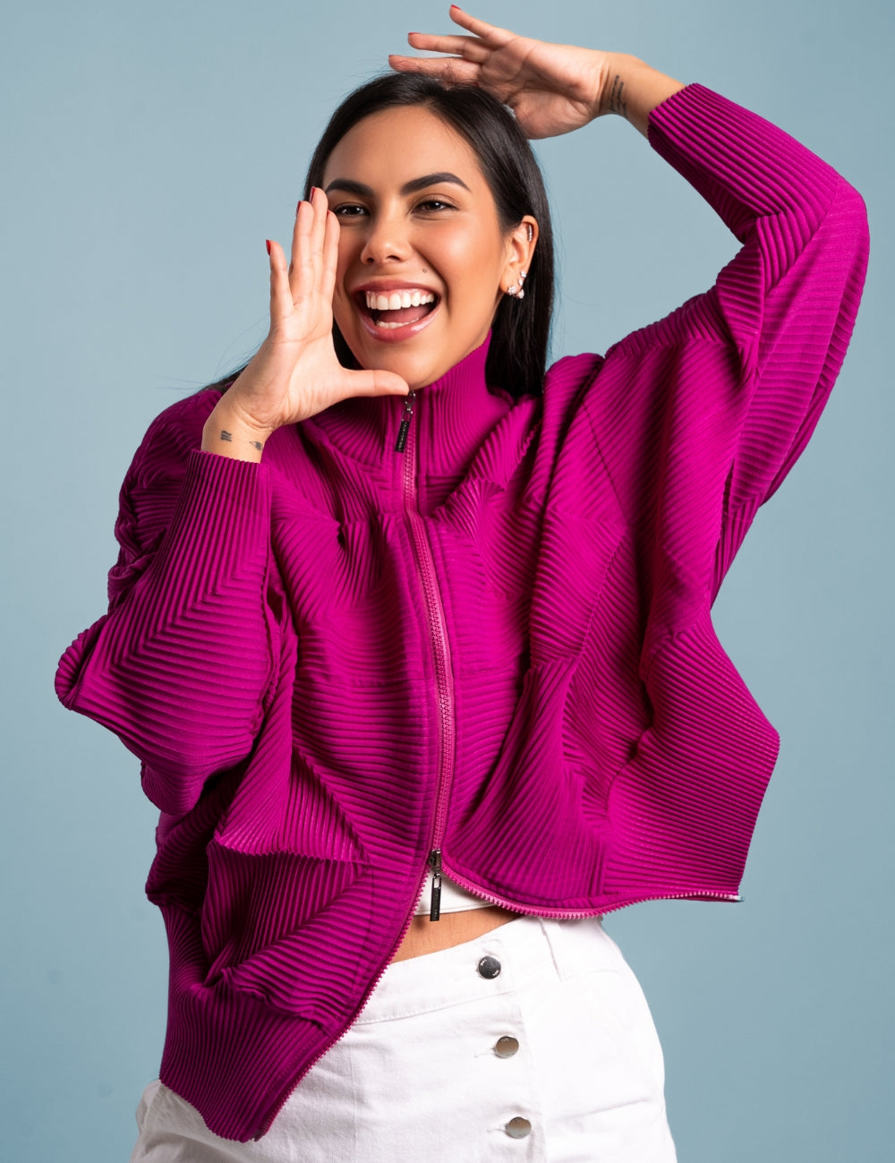 Una mujer usando la casaca Auténtica en color rosado.