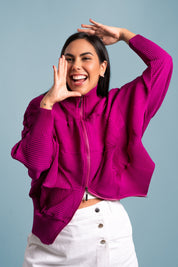 Una mujer usando la casaca Auténtica en color rosado.