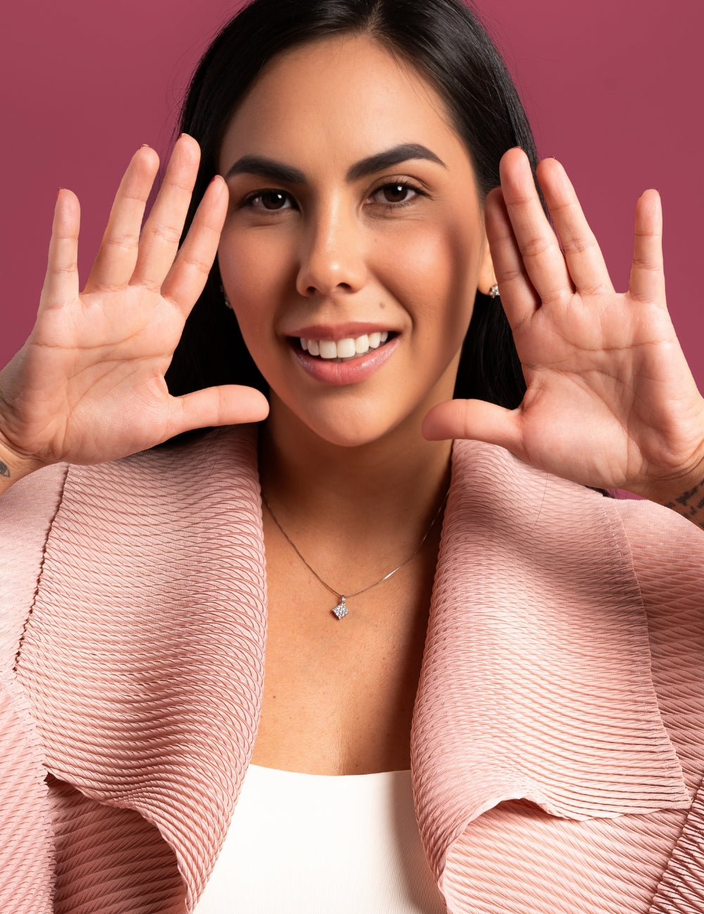 Mujer usando la chaqueta Armonía en color rosado.
