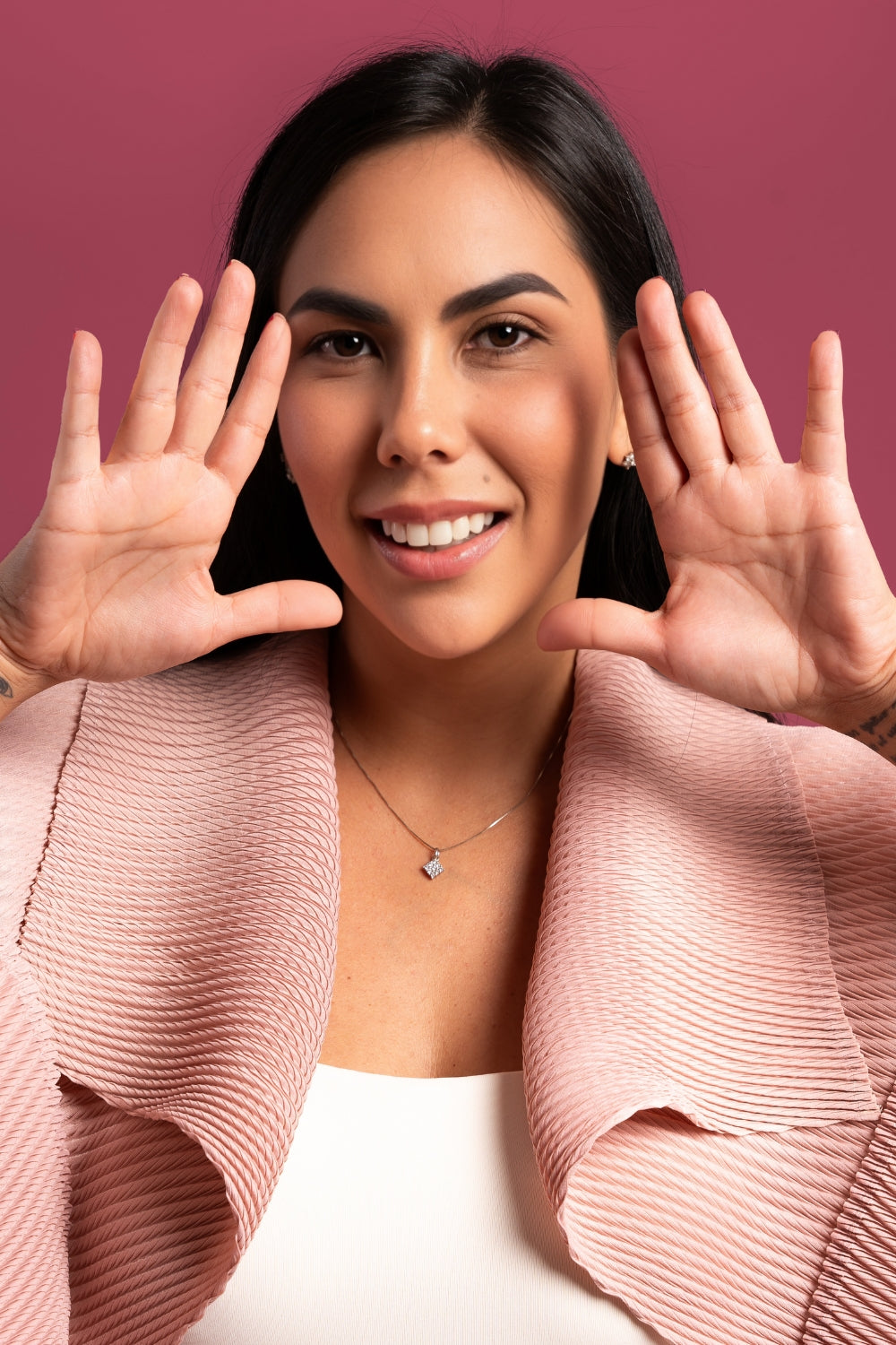 Mujer usando la chaqueta Armonía en color rosado.