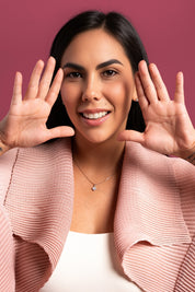 Mujer usando la chaqueta Armonía en color rosado.