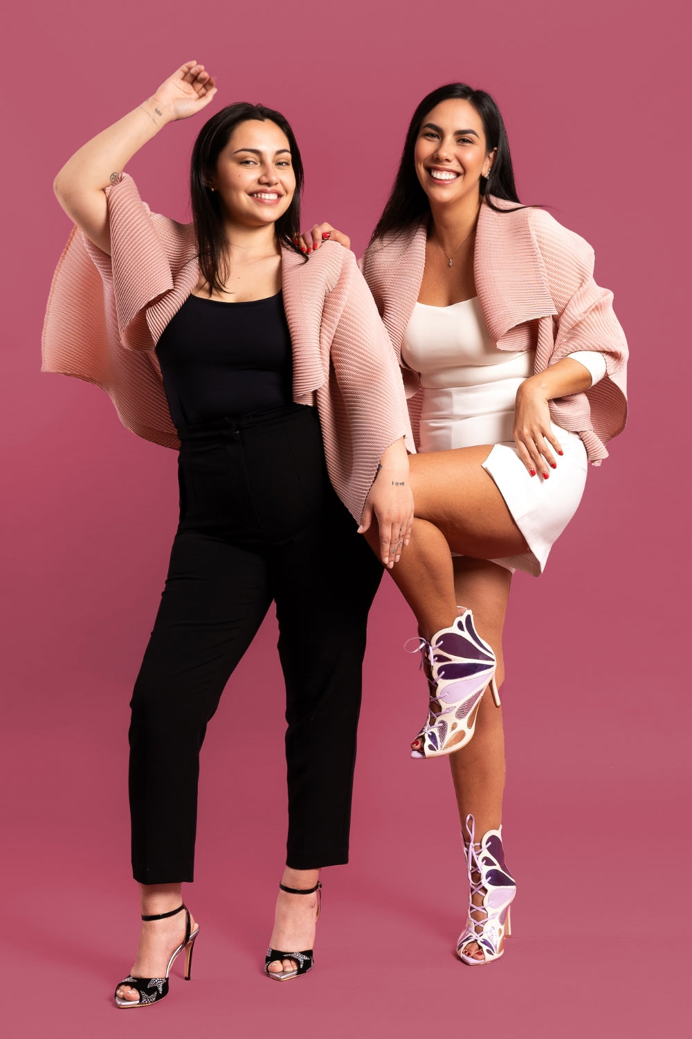 Dos mujeres usando la chaqueta Armonía en color rosado.