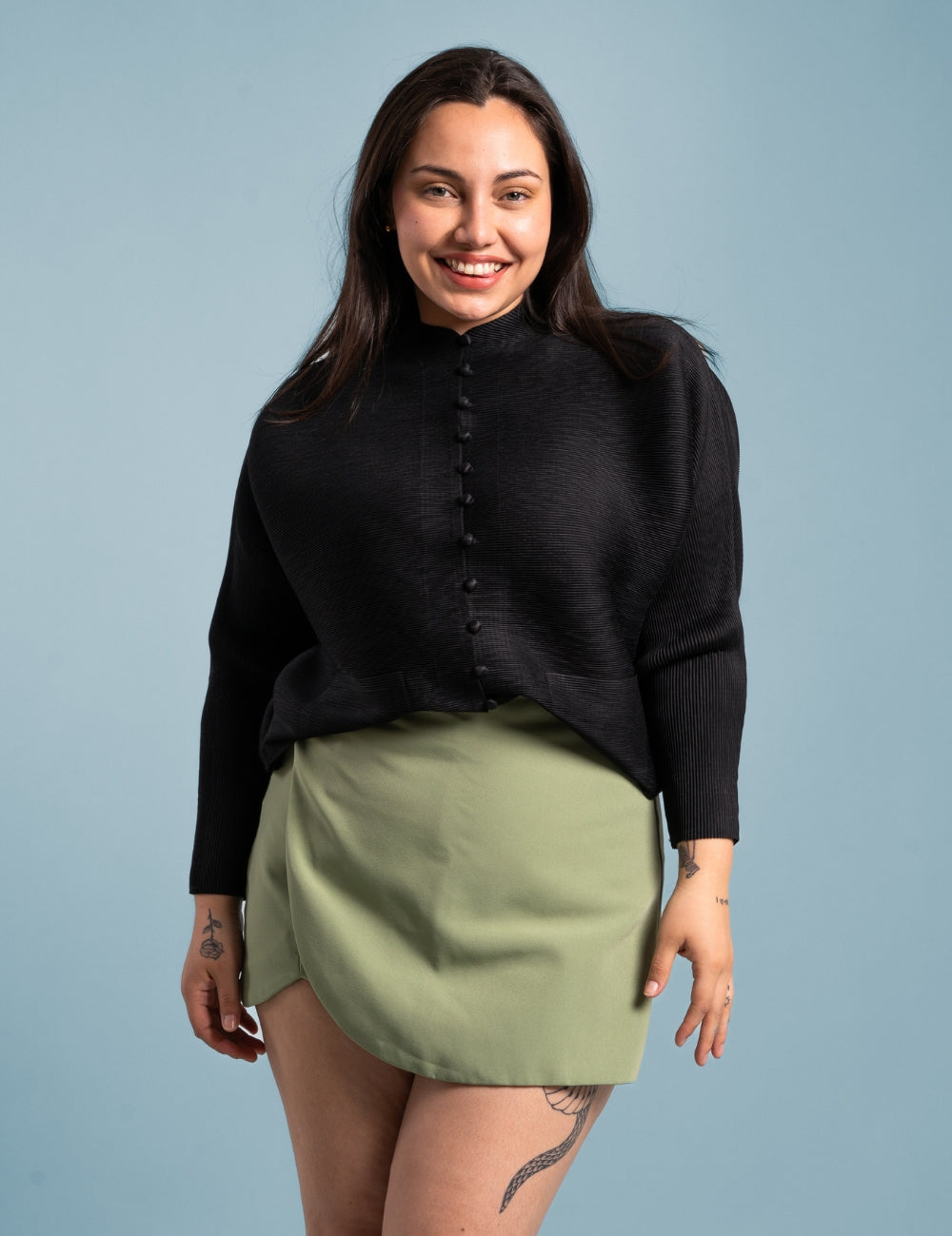 Una mujer usando la chaqueta Esperanza en color negro.