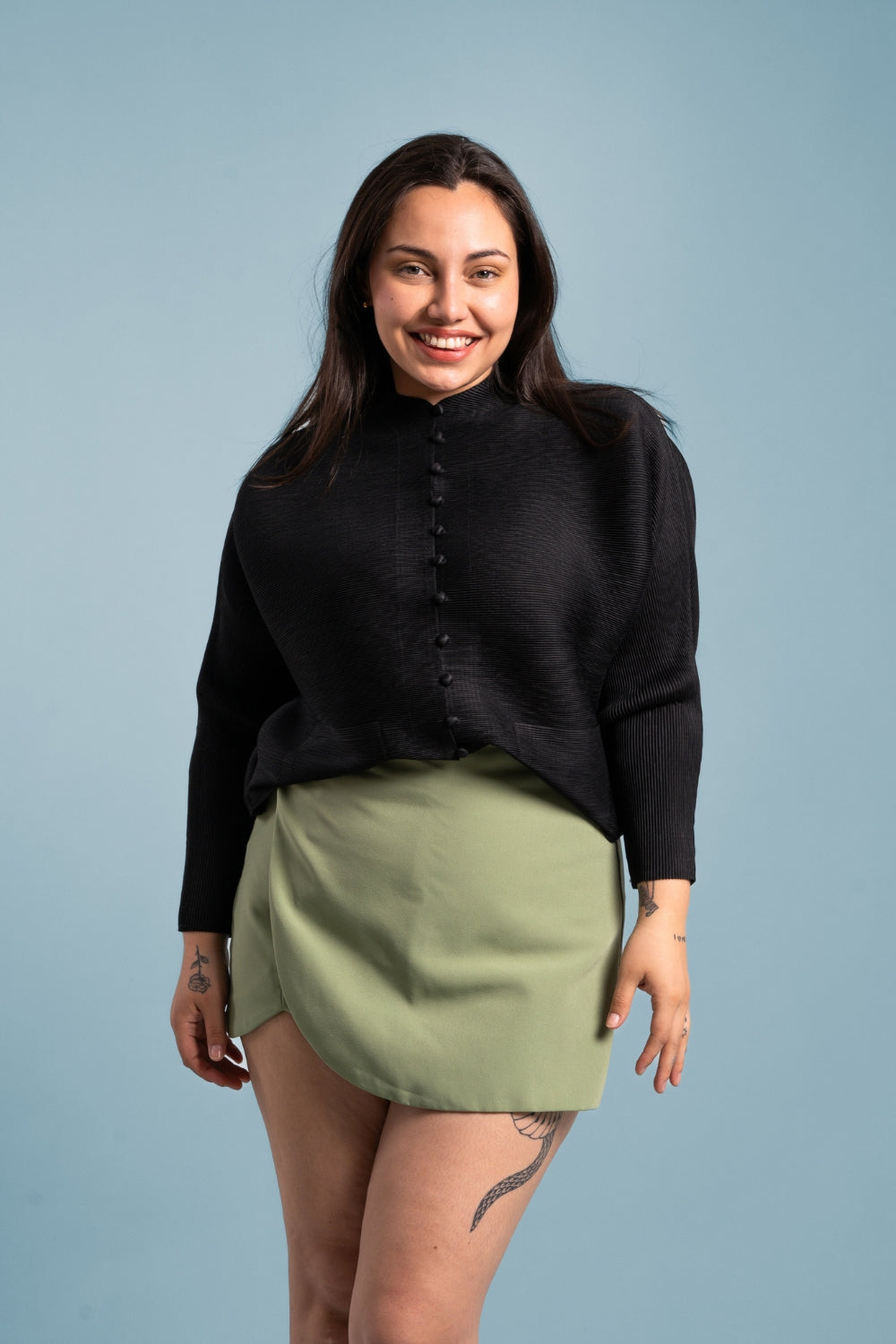 Una mujer usando la chaqueta Esperanza en color negro.