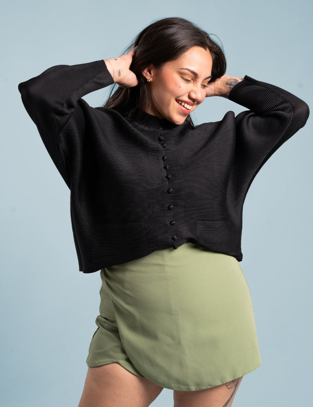 Una mujer usando la chaqueta Esperanza en color negro.