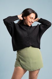 Una mujer usando la chaqueta Esperanza en color negro.