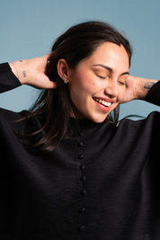 Una mujer usando la chaqueta Esperanza en color negro.