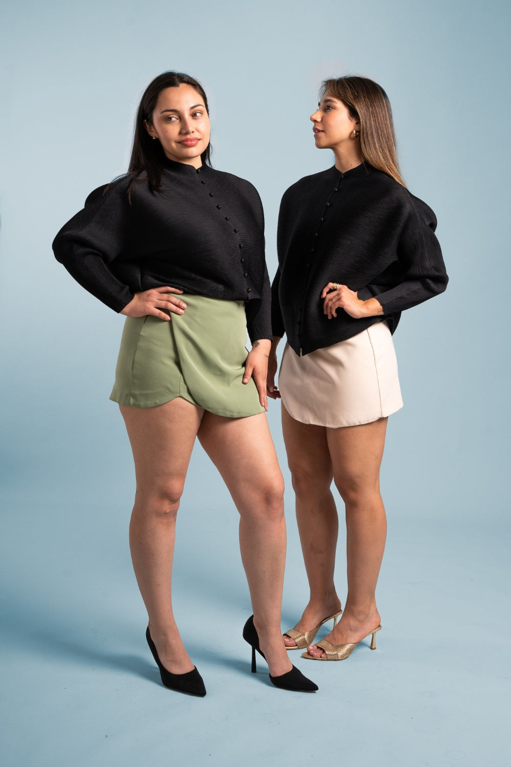 Dos mujeres usando la chaqueta Esperanza en color negro.