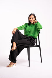 Una mujer usando la chaqueta Esperanza en color verde.
