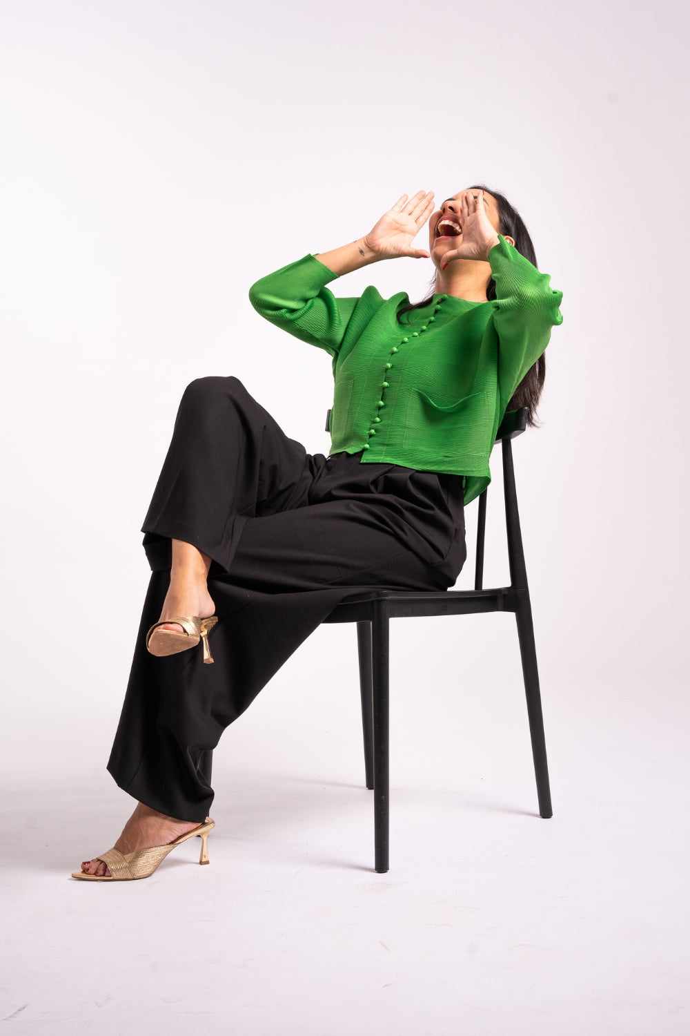 Una mujer usando la chaqueta Esperanza en color verde.
