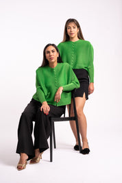 Dos mujeres usando la chaqueta Esperanza en color verde.
