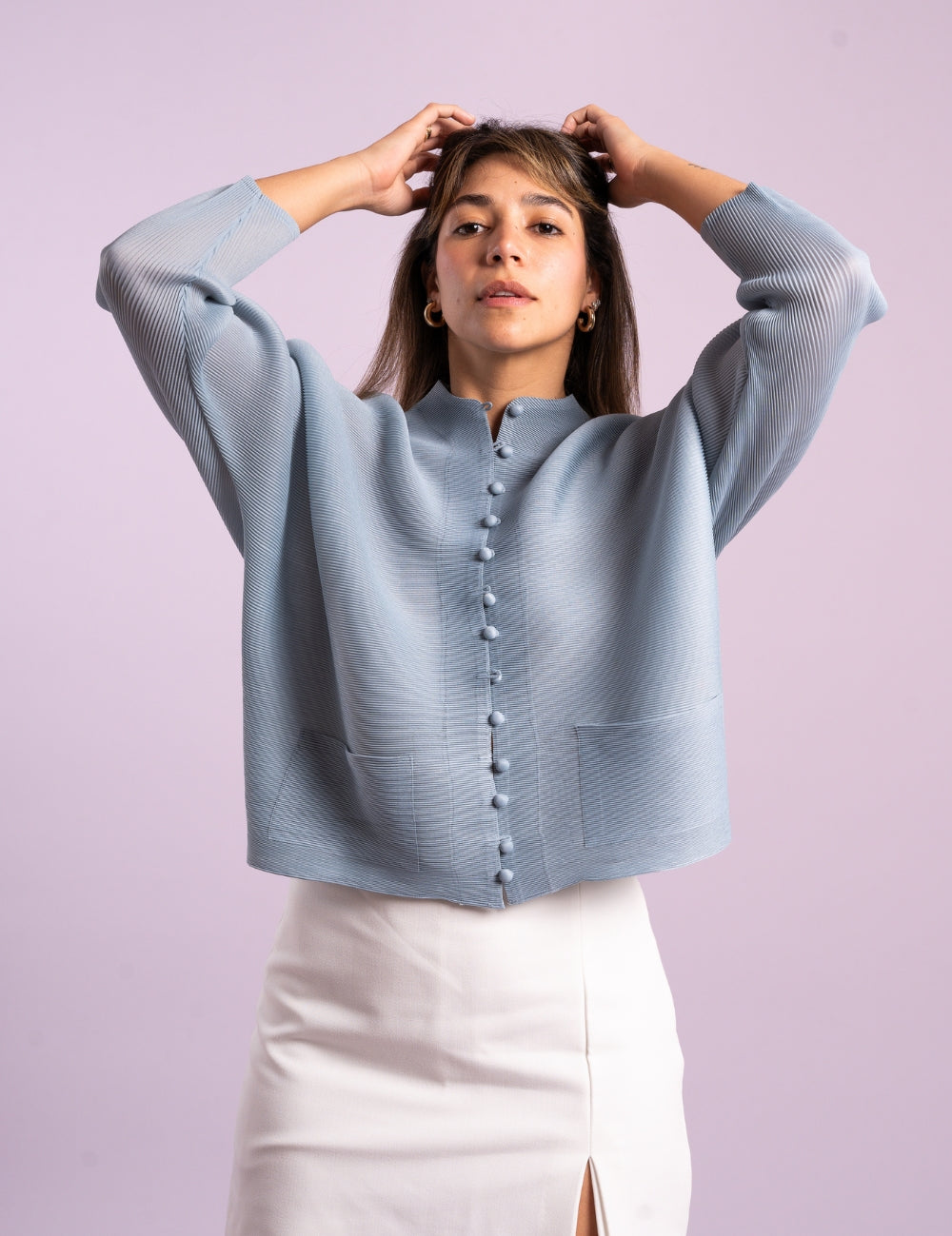 Una mujer usando la chaqueta Esperanza en color celeste.
