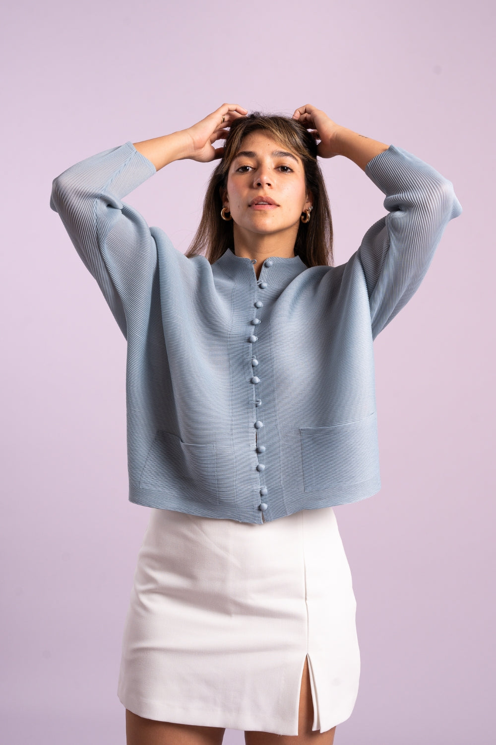 Una mujer usando la chaqueta Esperanza en color celeste.