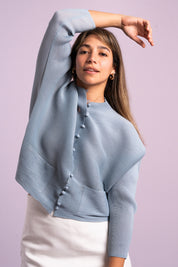 Una mujer usando la chaqueta Esperanza en color celeste.
