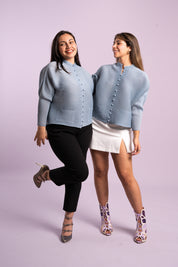 Dos mujeres usando la chaqueta Esperanza en color celeste.