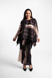 Una mujer usando el conjunto Estrella en color negro.
