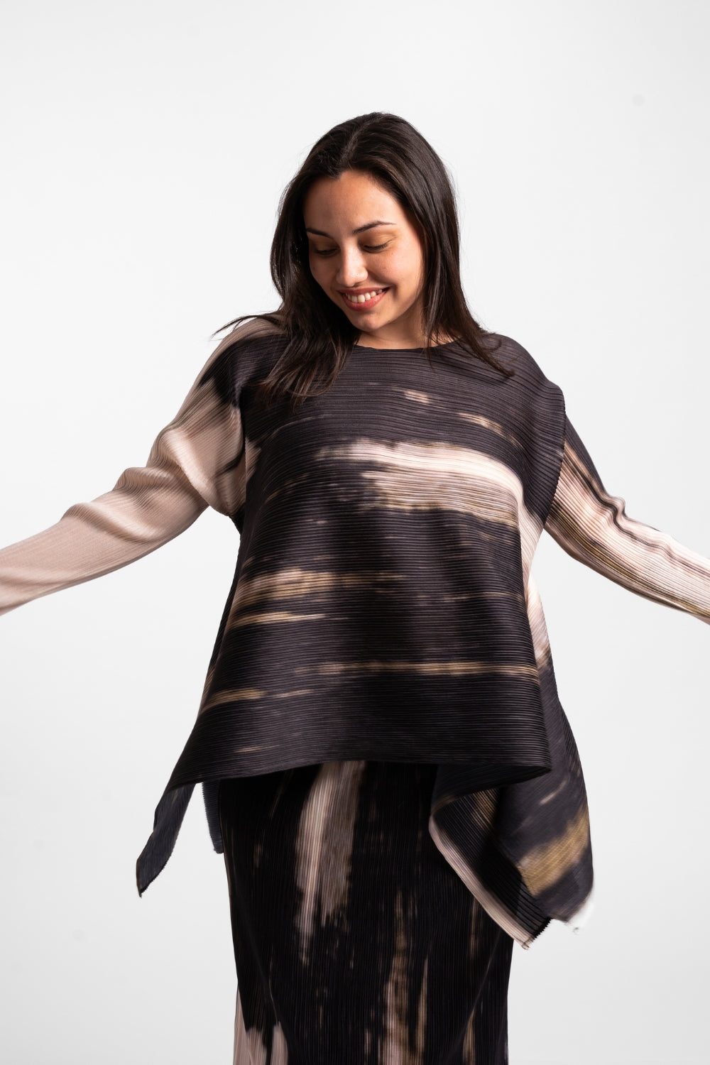Una mujer usando el conjunto Estrella en color negro.