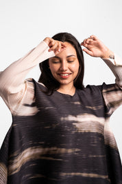 Una mujer usando el conjunto Estrella en color negro.