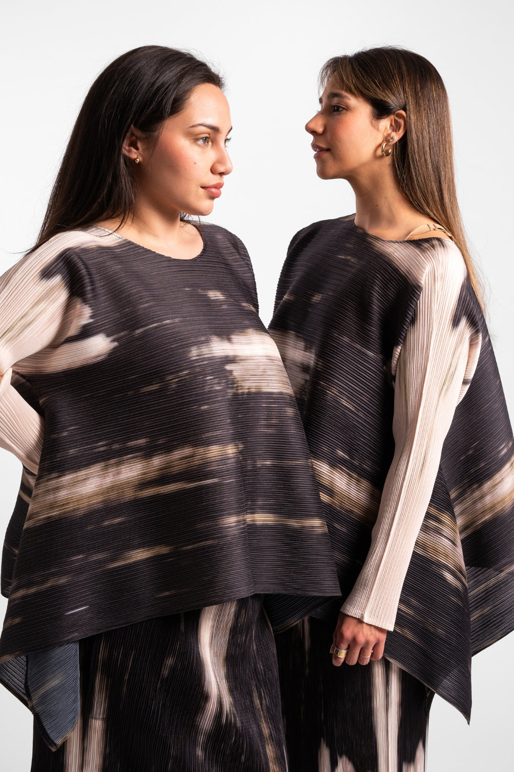 Dos mujeres usando el conjunto Estrella en color negro.