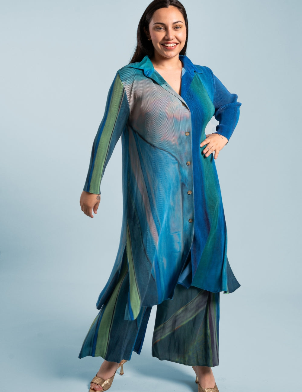 Una mujer usando el conjunto Alma en color azul.