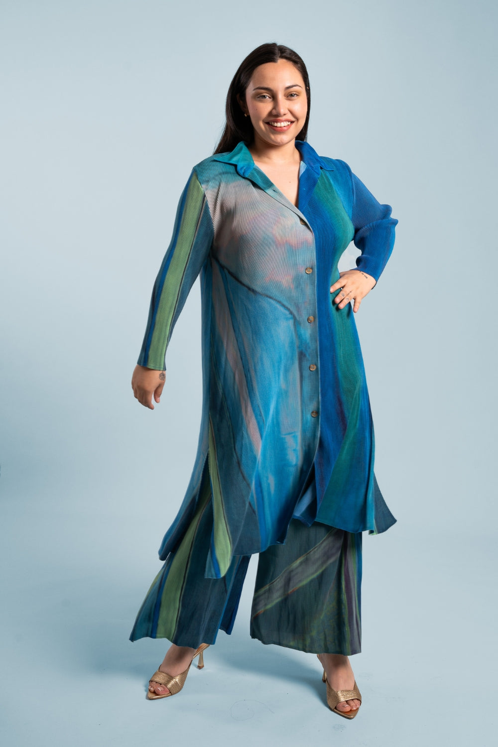 Una mujer usando el conjunto Alma en color azul.