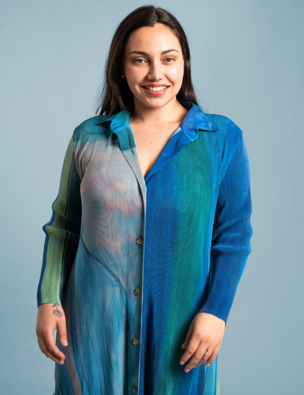 Una mujer usando el conjunto Alma en color azul.
