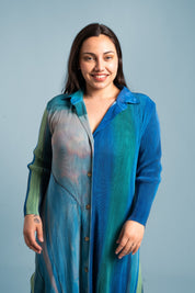 Una mujer usando el conjunto Alma en color azul.