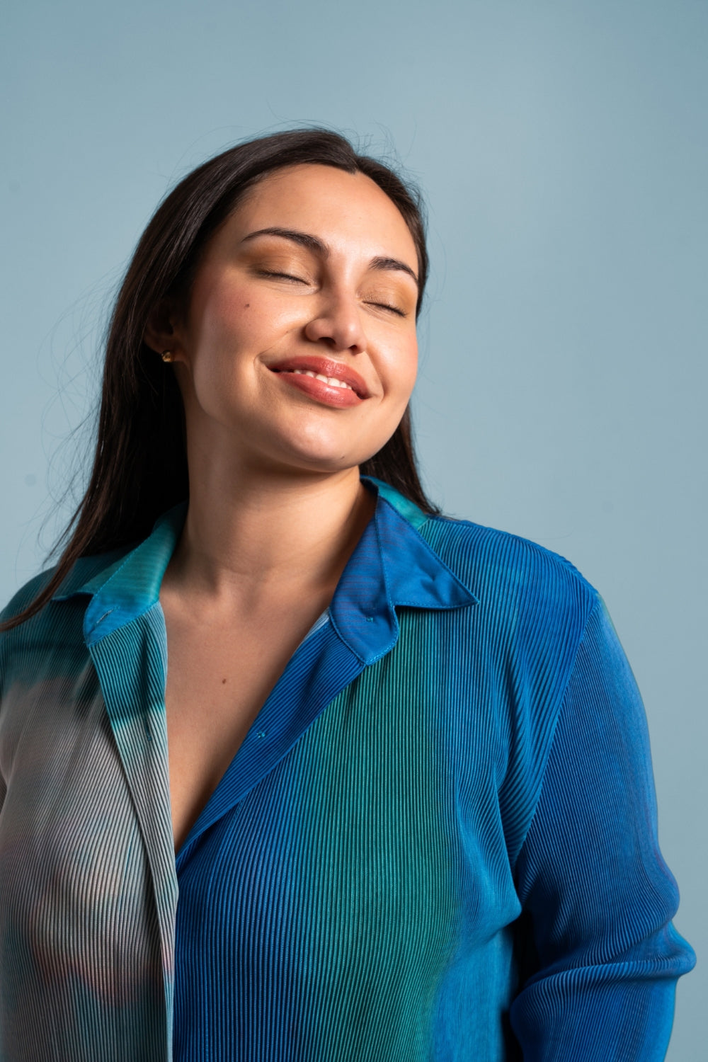 Una mujer usando el conjunto Alma en color azul.