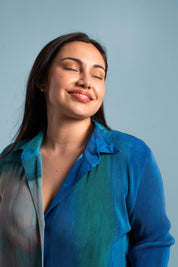 Una mujer usando el conjunto Alma en color azul.
