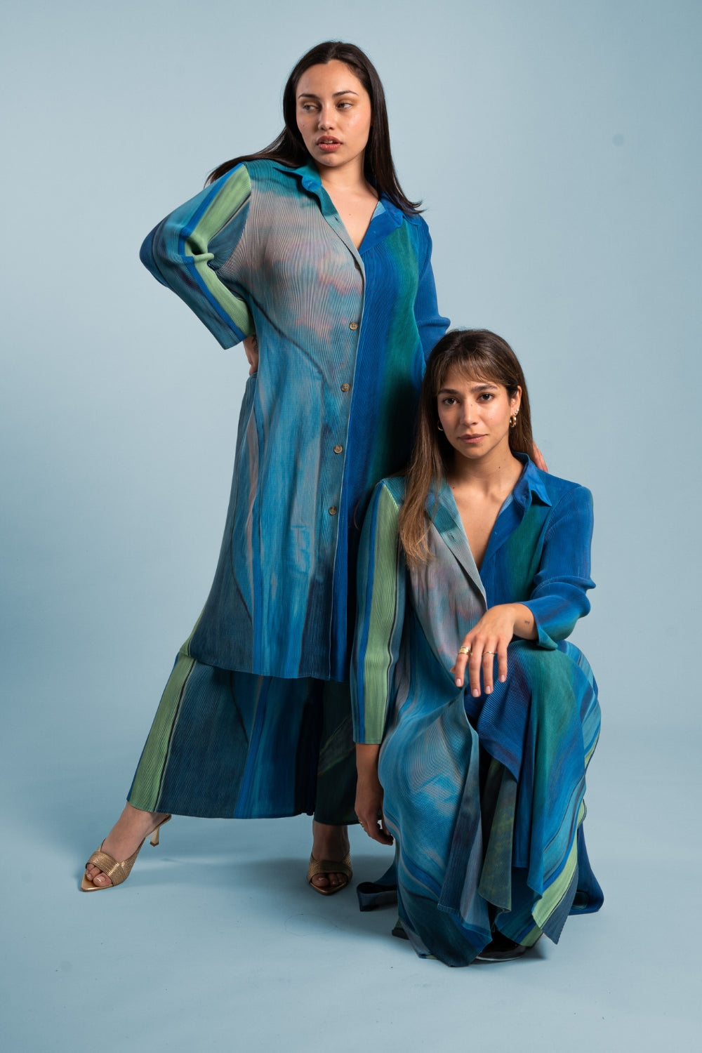 Dos mujeres usando el conjunto Alma en color azul.