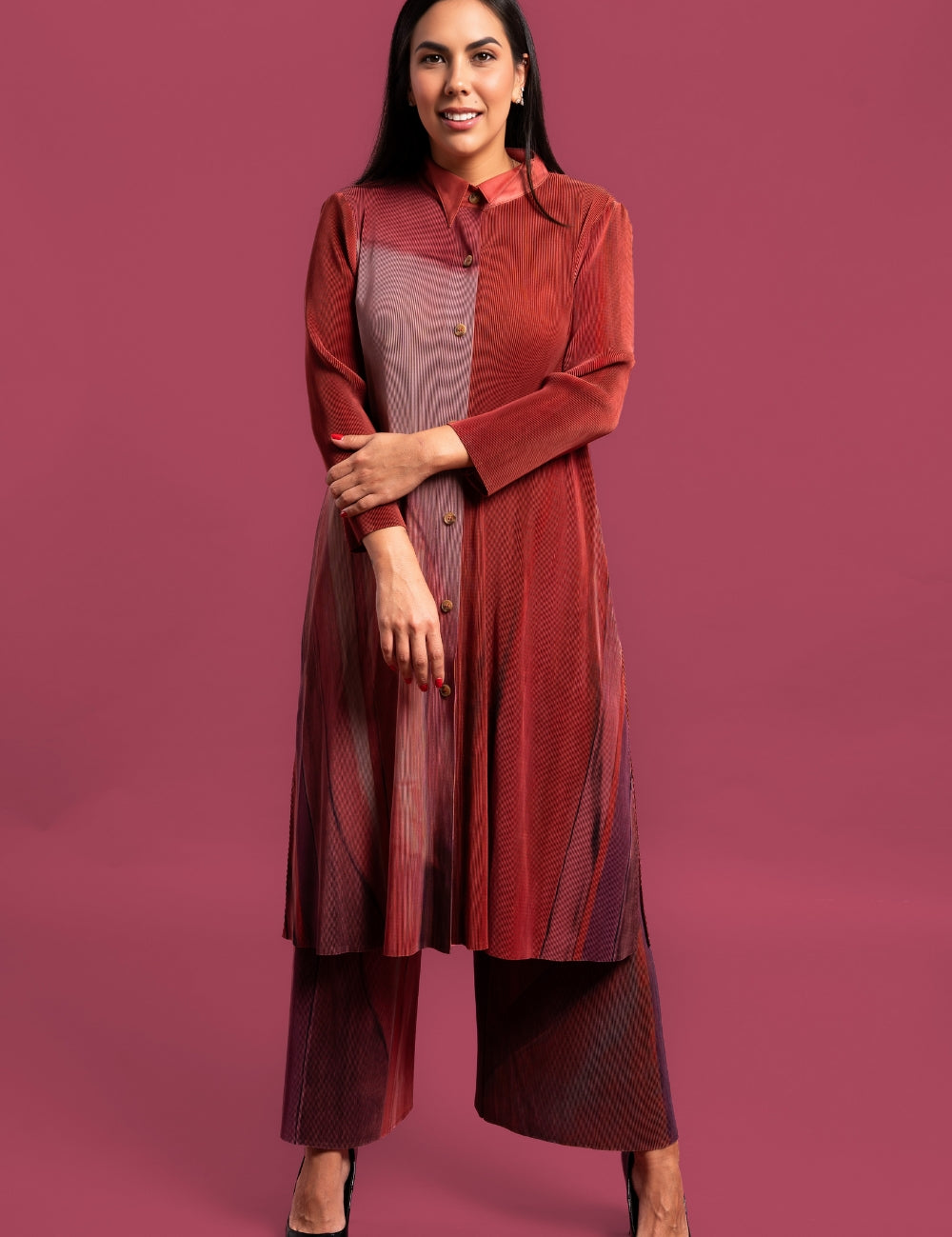 Una mujer usando el conjunto Alma en color rojo.
