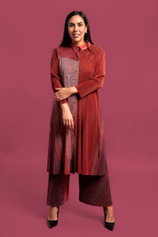 Una mujer usando el conjunto Alma en color rojo.