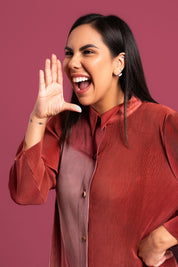 Una mujer usando el conjunto Alma en color rojo.