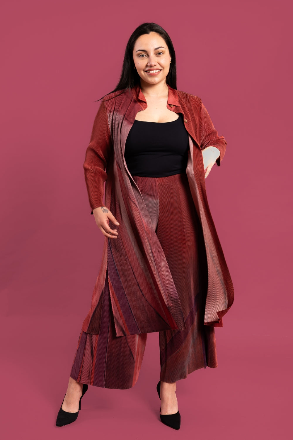 Una mujer usando el conjunto Alma en color rojo.