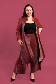 Una mujer usando el conjunto Alma en color rojo.