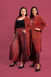 Dos mujeres usando el conjunto Alma en color rojo.