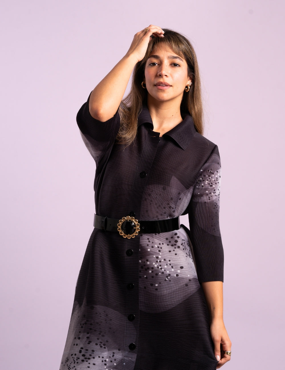 Mujer usando la blusa Florecer en color negro.