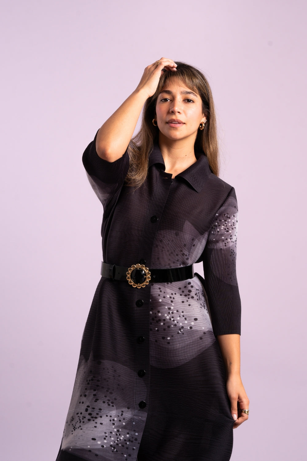 Mujer usando la blusa Florecer en color negro.