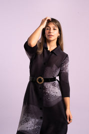 Mujer usando la blusa Florecer en color negro.
