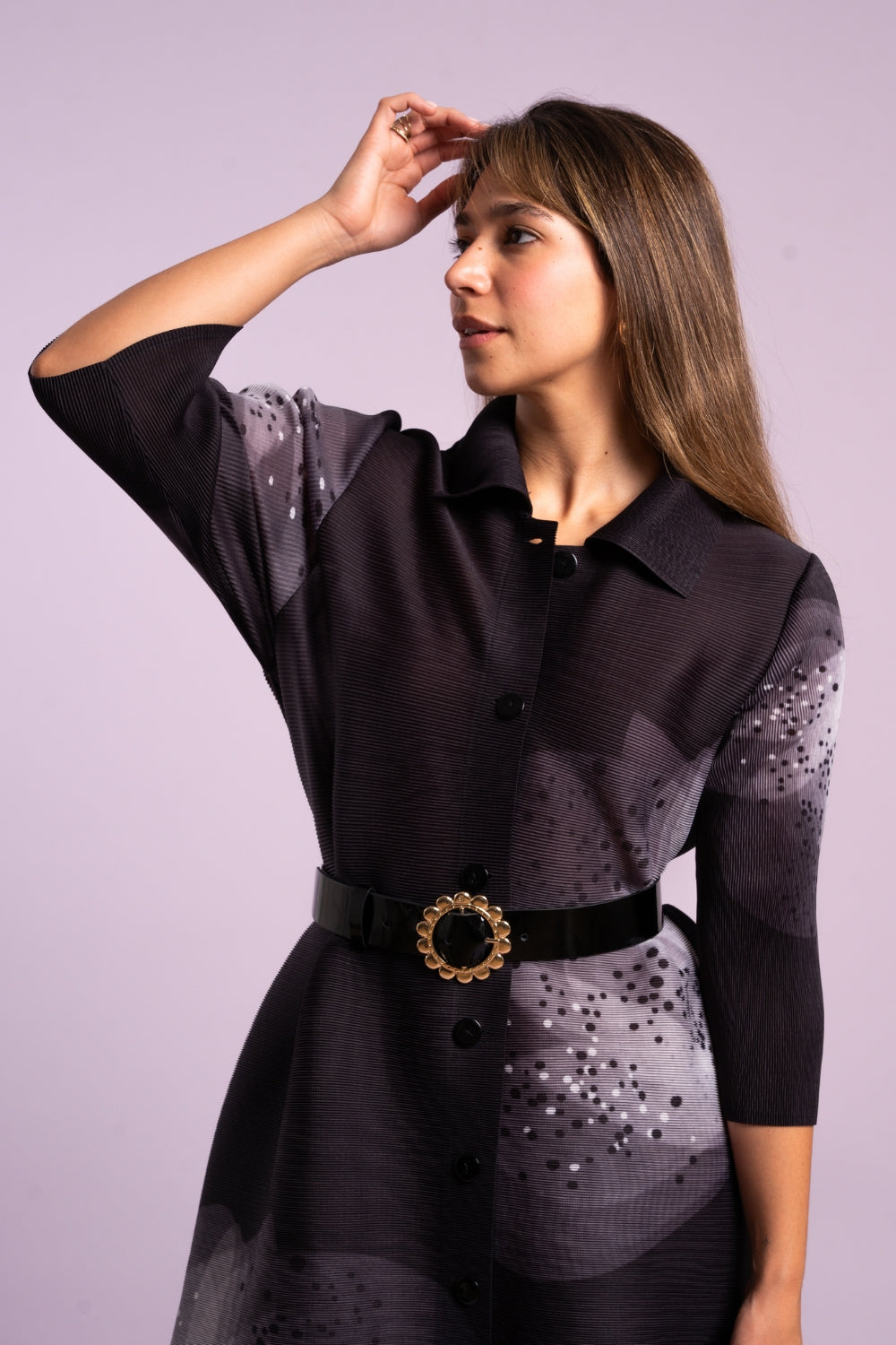 Mujer usando la blusa Florecer en color negro.
