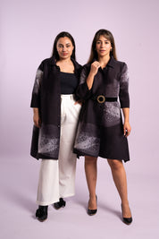 Dos mujeres usando la blusa Florecer en color negro.