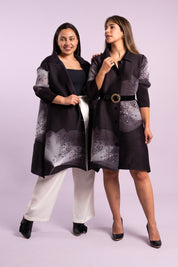 Dos mujeres usando la blusa Florecer en color negro.