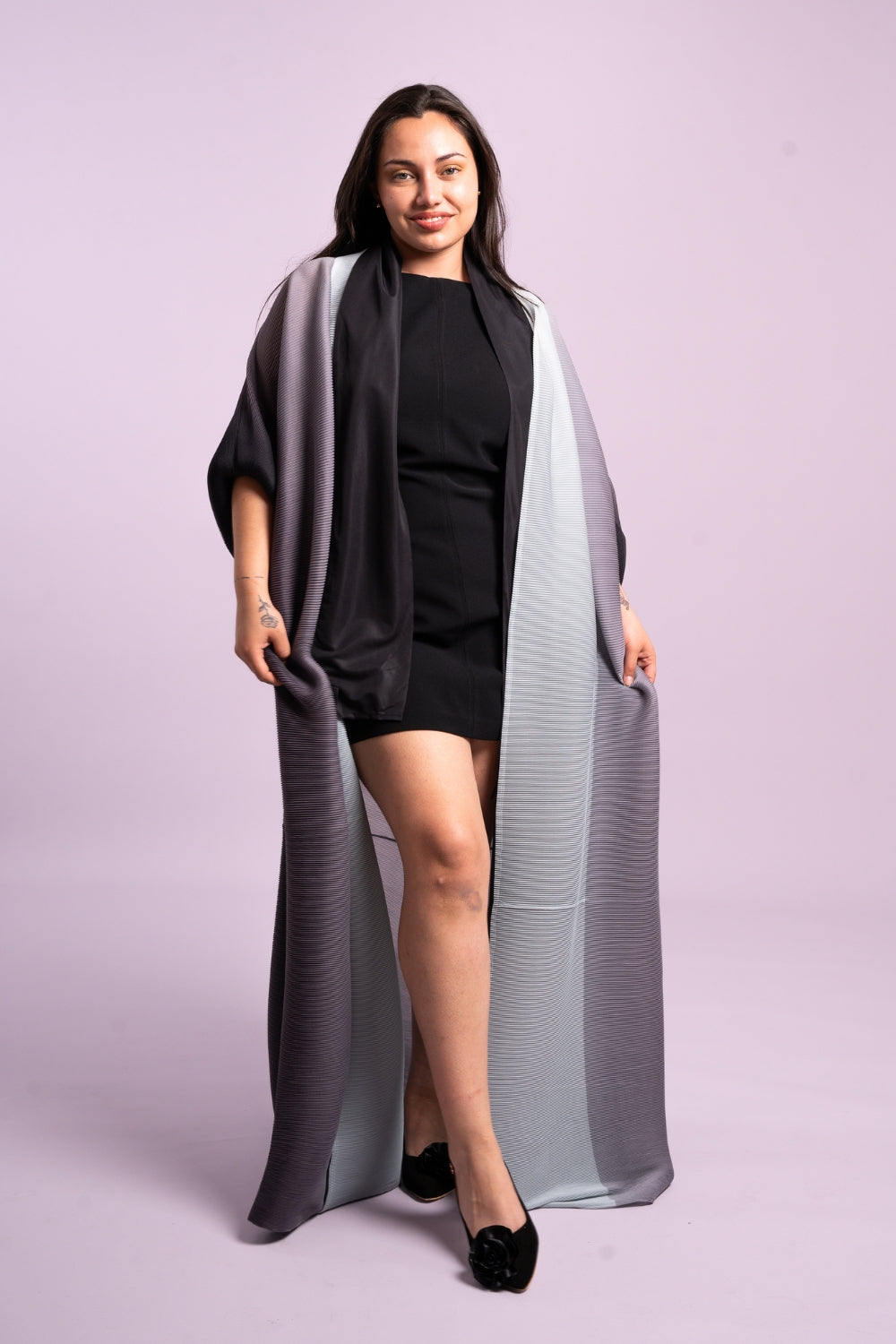 Una mujer usando el saco Empatía en color negro.