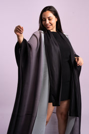 Una mujer usando el saco Empatía en color negro.