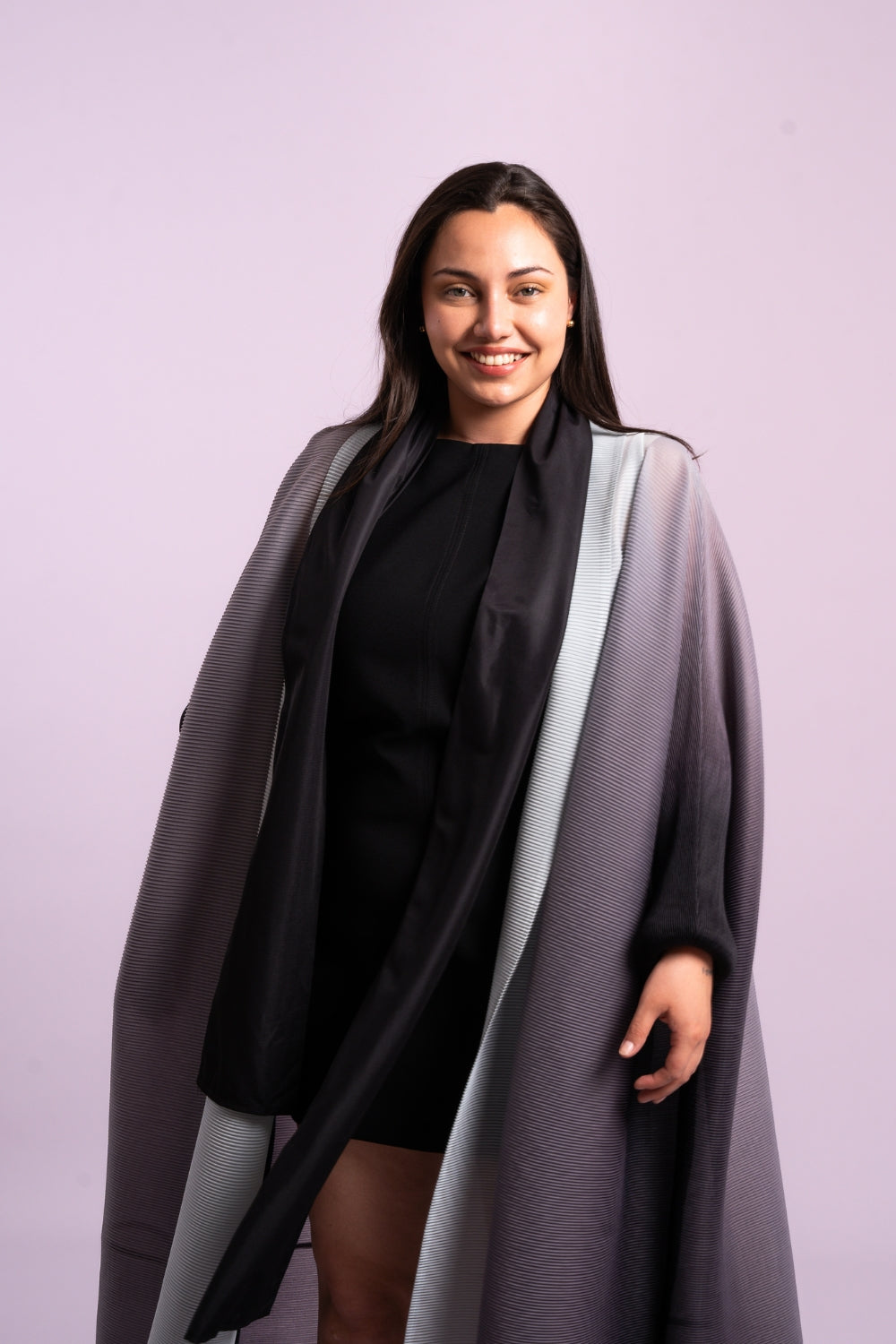 Una mujer usando el saco Empatía en color negro.